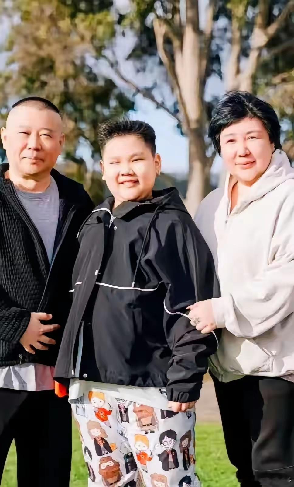 看到郭德纲夫妇带着小儿子在澳洲游玩的照片才明白为什么德云社只能由郭麒麟接替,德