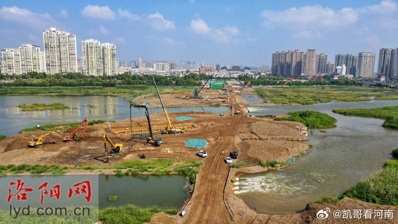 2025年9月，洛阳新天津桥项目正在有序推进，桥梁墩柱陆续立起。该项目于4月2