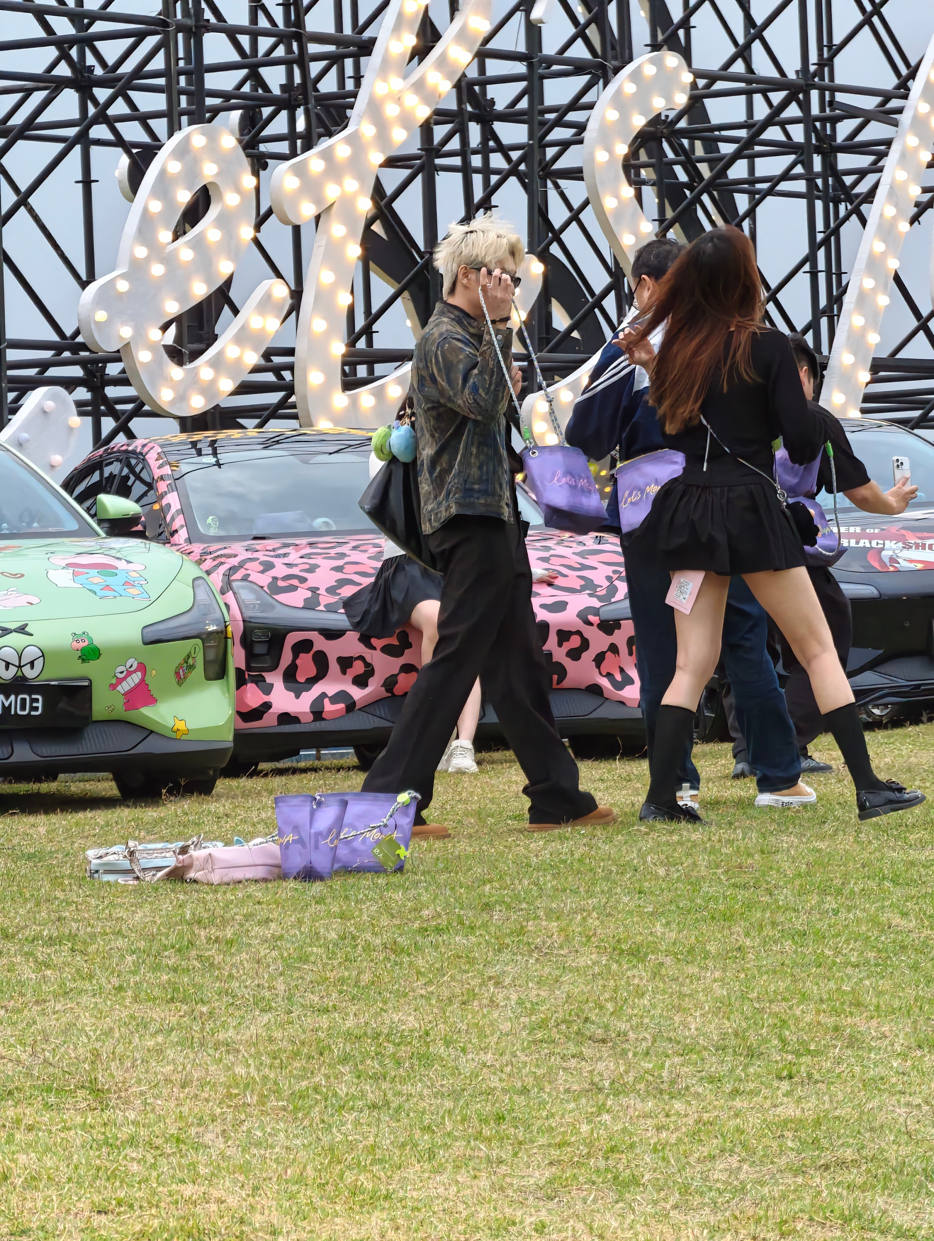 在吗？来看看车，又长又白。小鹏MONAM03真不错啊，我最喜欢牛油果色，你