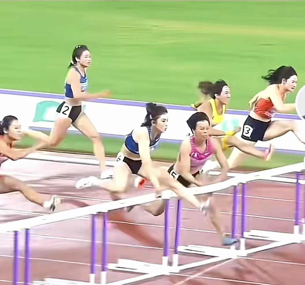 12.81秒炸场！无教练"小透明"逆袭跨栏冠军，吴艳妮林雨薇都成背景板谁懂啊！跨