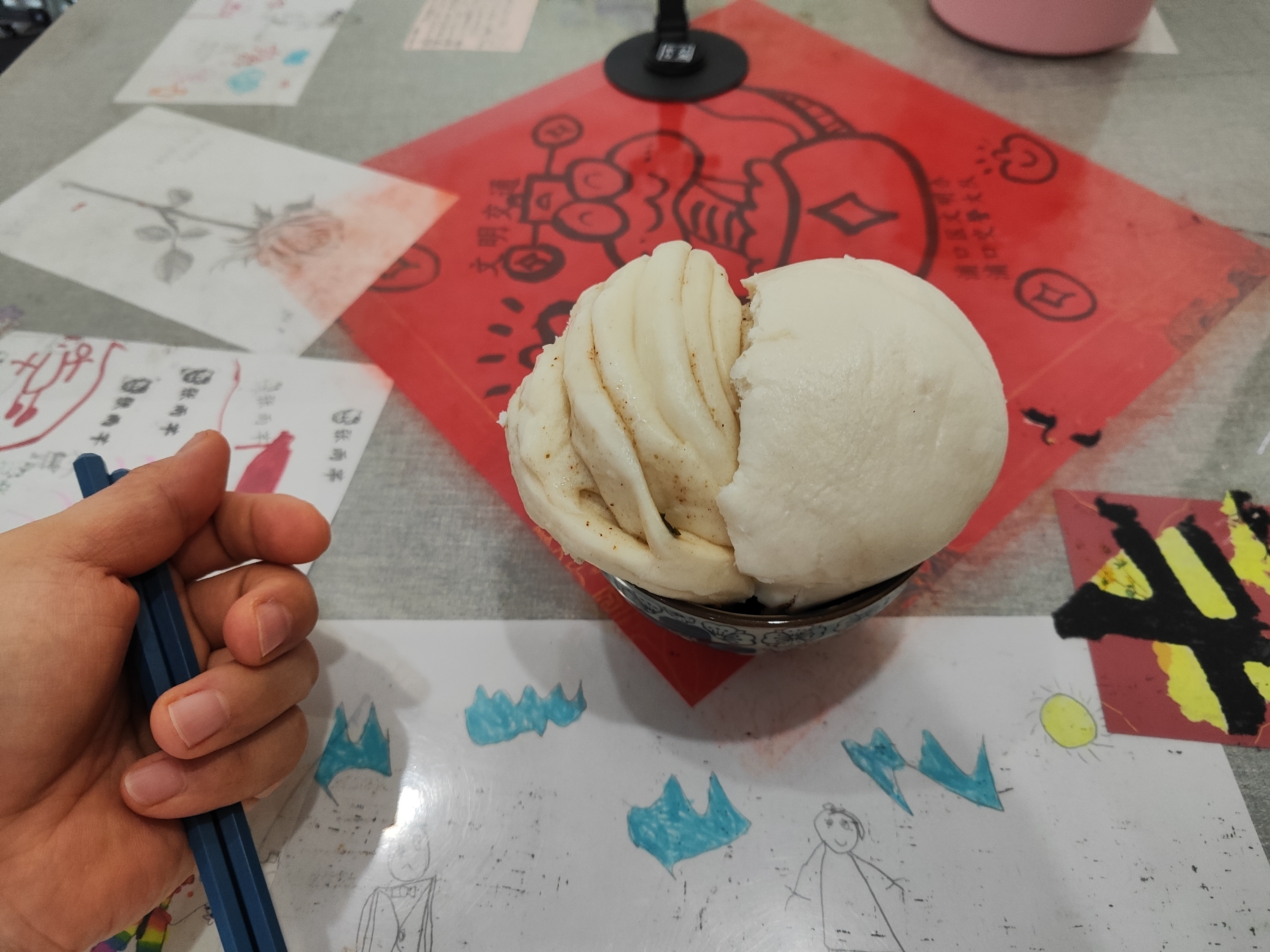 同學们吃兰么早起来动弹一哈哑铃凳弹力绳蹬腿热个身，壶铃深蹲5组105，把肉埋