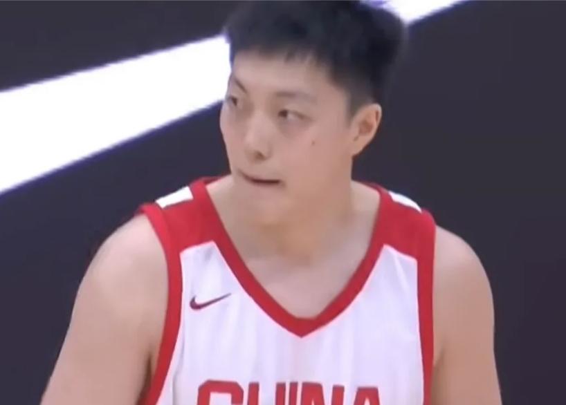 隐患再现！胡明轩赛场膝盖不适，伤情引人担忧中国男篮对阵乌拉圭的热身较量里，