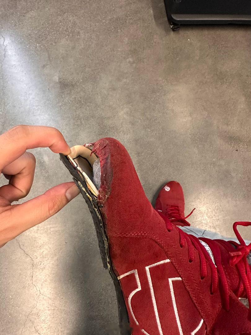 一个细节能看到多久没有跑比赛真特么社死，呼呼往里灌风…………
