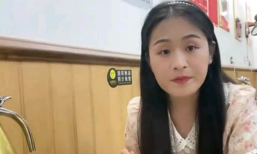男子与女子相亲逛了一天，就找了家高档音乐饭店，女子直接点了几个菜也点了一瓶几百的