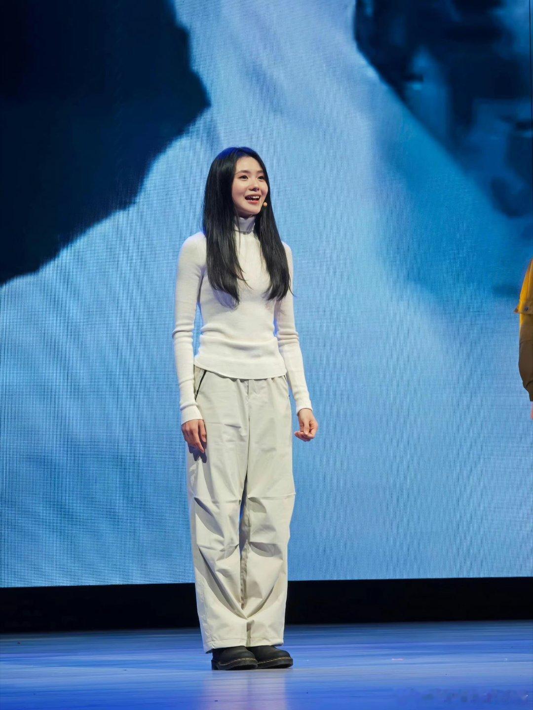 刘浩存剧院舞台彩排照，此女真的在发光🤩🤩​​​