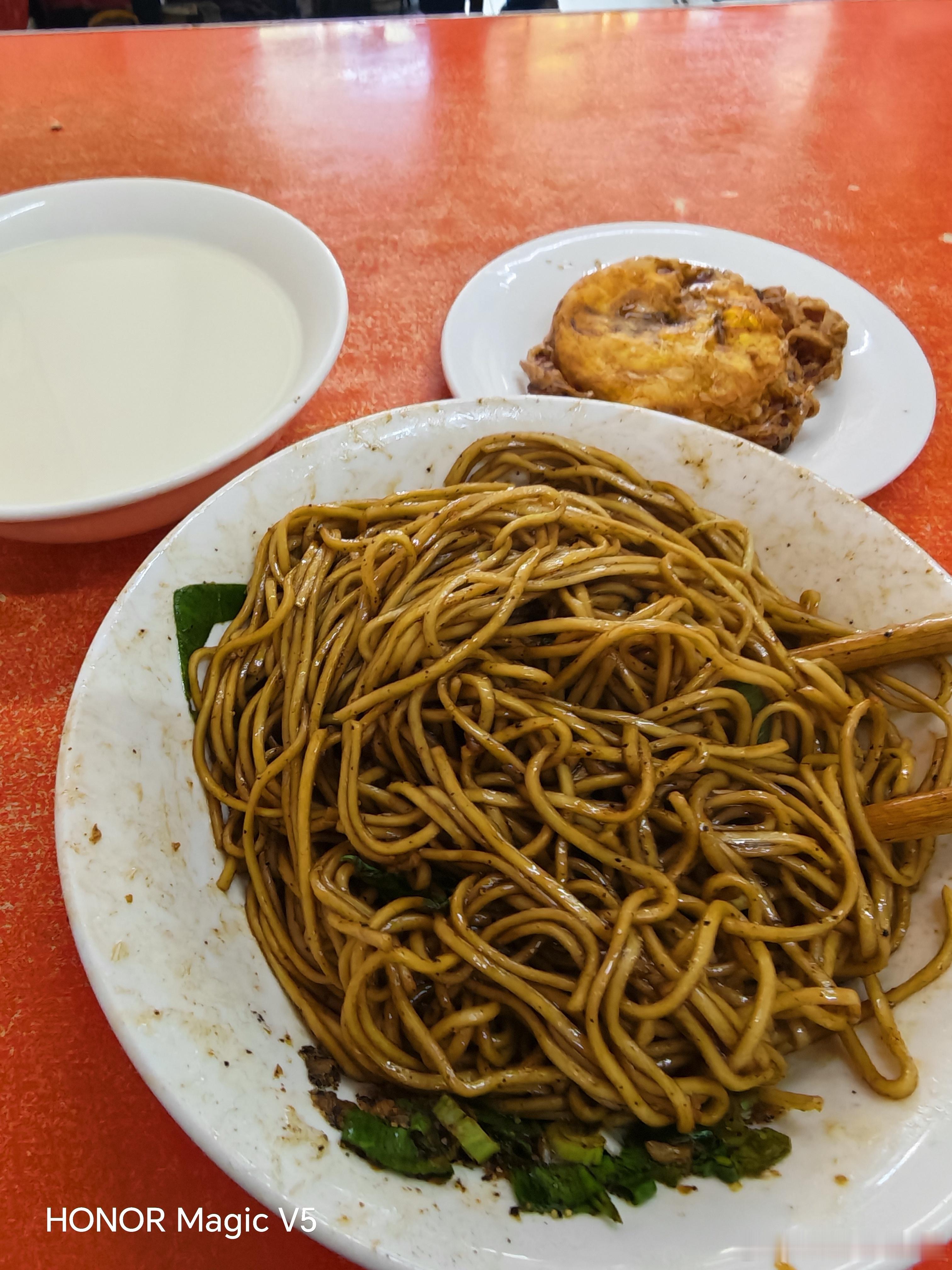 一大早搞个干拌面，还是很爽的！干拌面