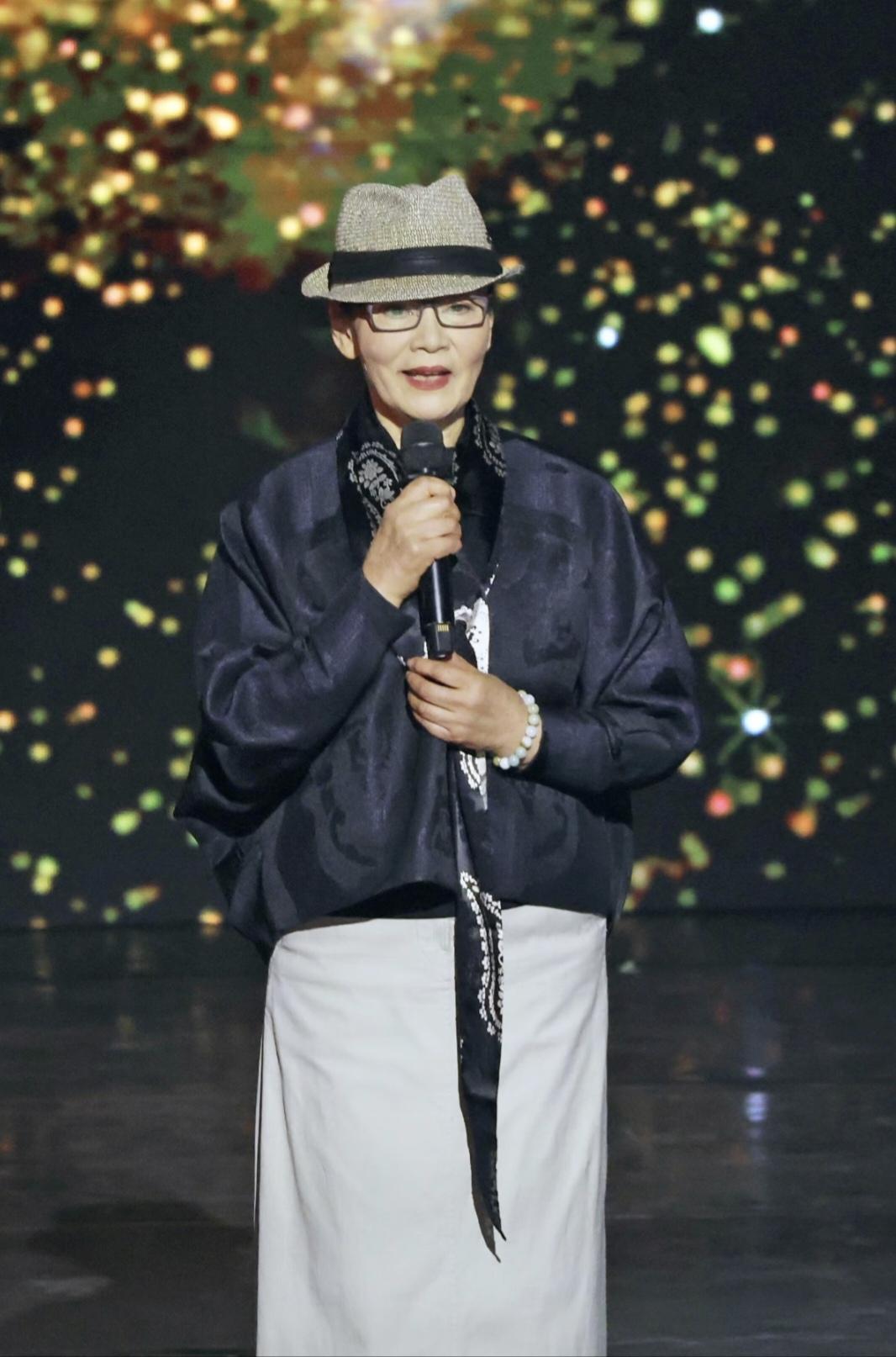 老戏骨潘虹依然是那么优雅知性：12月1日，古稀之年的她作为上海杰出戏剧学院校友，