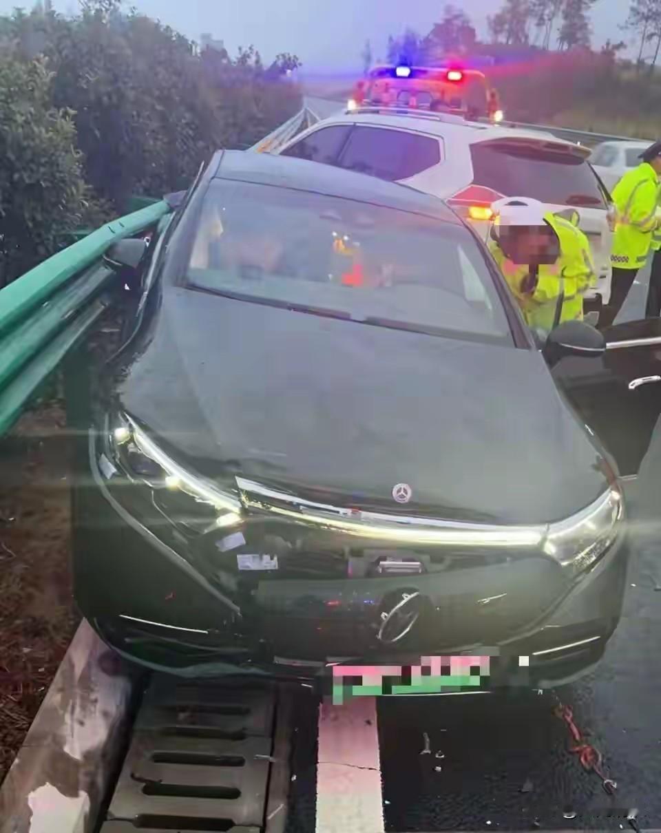 2025年8月31号那天，张女士开着自己的奔驰EQS450+在高速上正常行驶，结