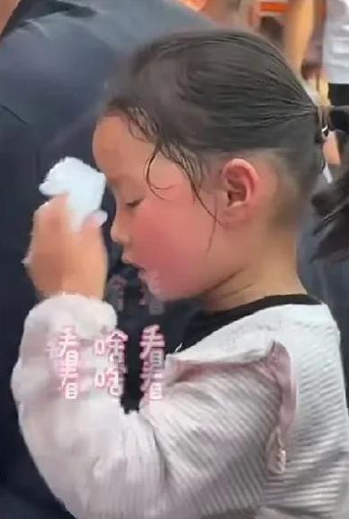 今天去农村吃席，邻座的一个小女孩一边吃，一边不停的拿着餐巾纸擦汗，小脸热的像红苹
