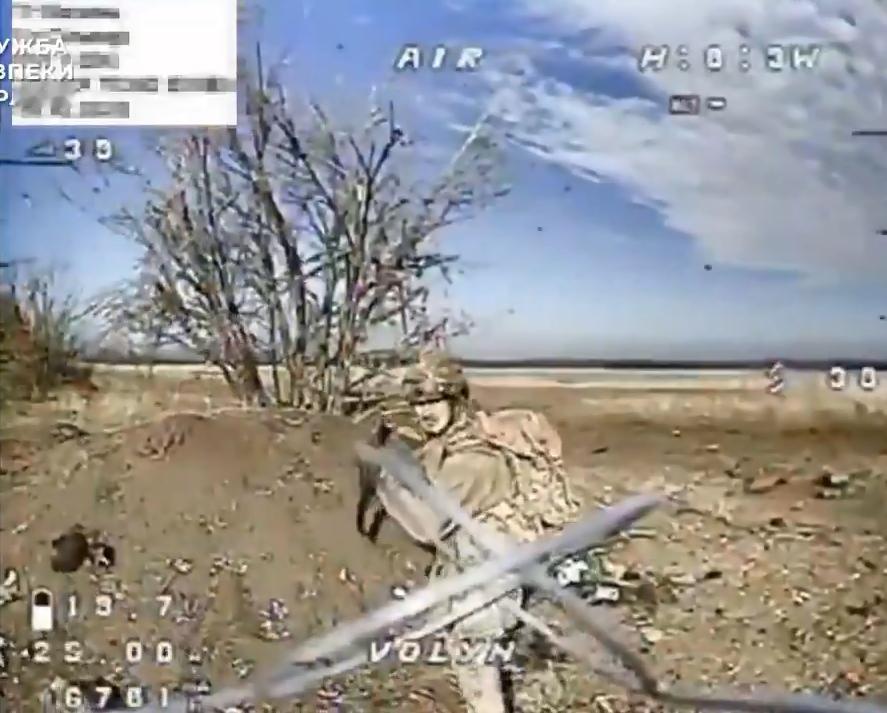 来自波克罗夫斯克10月份，乌克兰无人机打击俄罗斯士兵的镜头，这些俄罗斯士兵在无人