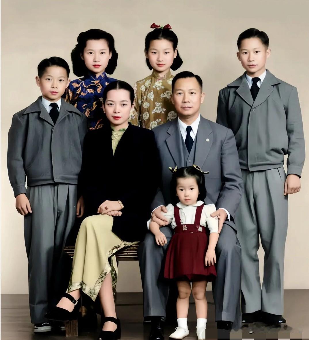 太惊艳！民国原南京市长刘纪文一家七口真实合影曝光。40年代的南京，许淑珍与三女二