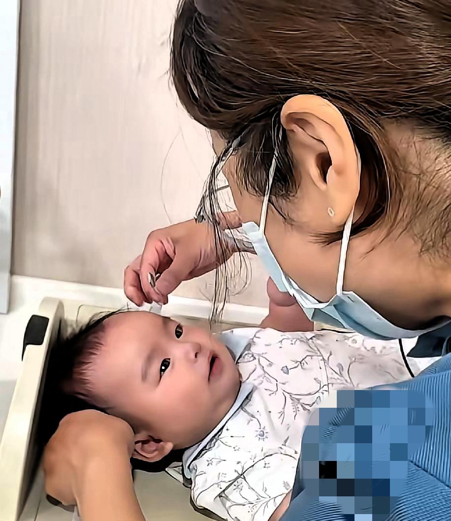 萌娃打针秒变脸，打完针直接翻脸不认妈谁能想到，小小的人类幼崽，居然把“变脸
