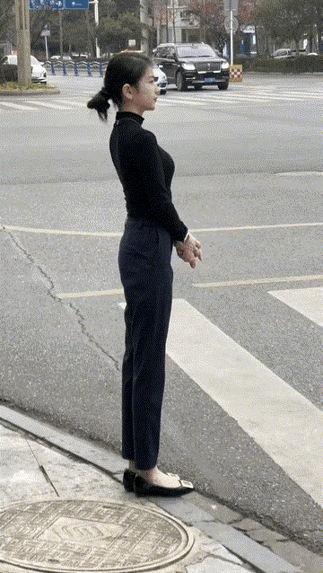 成熟稳重的美女你喜欢吗?审美高级，简约耐看穿搭干净、得体、有质感，不暴露、不