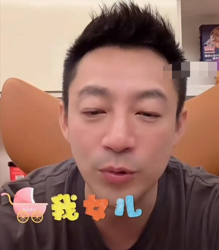 汪小菲又被女儿小玥儿嫌弃了吃完晚饭，小玥儿和马筱梅出门逛街去了汪小菲非要