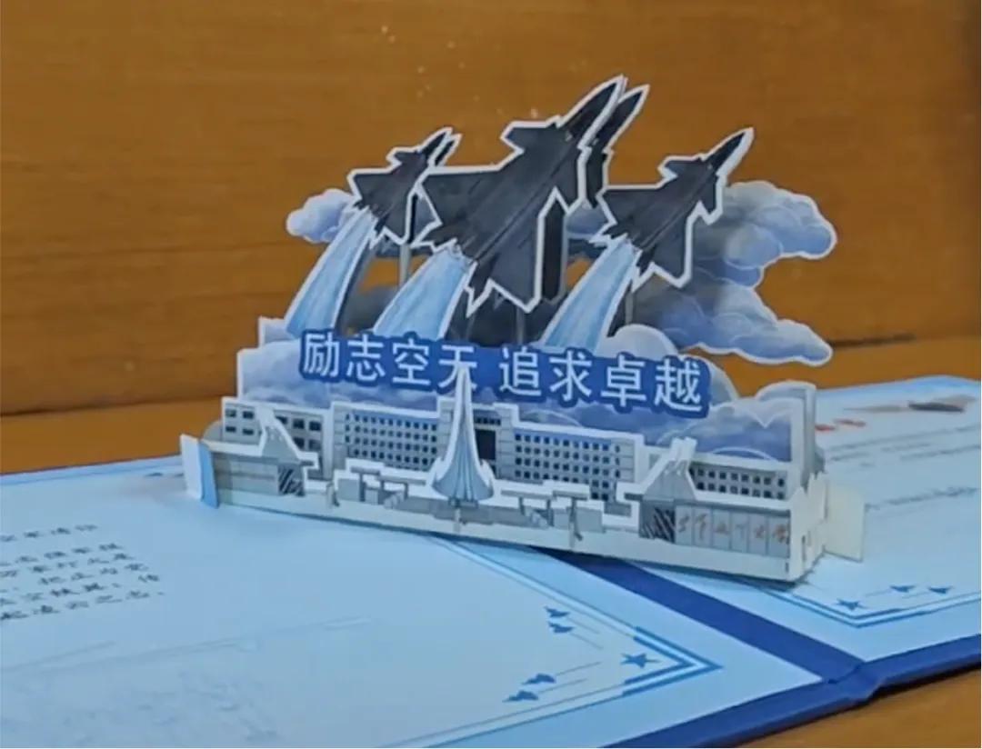 顶配荣耀！女孩等录取通知书，开门直接看懵：两位空军女飞行员上门送歼20模型“