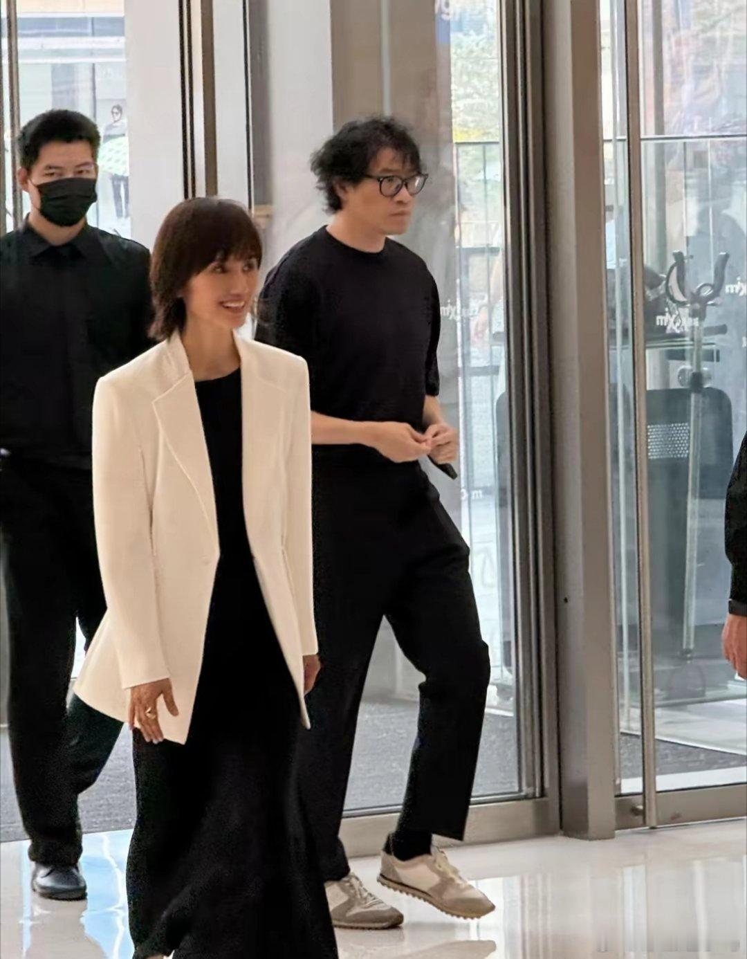 47岁袁泉现身成都万象城，一袭黑裙优雅迷人，化了淡妆也超美​​​