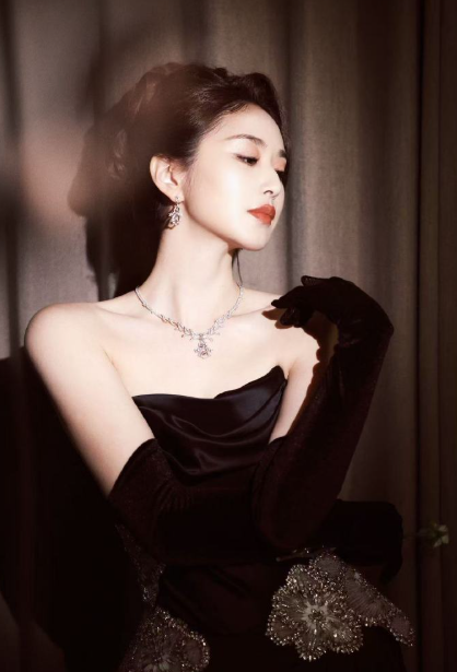 天然钻石加持下的刘烨甜度与格调拉满！珠宝的闪耀衬得她肌肤透亮、气质出众，一颦一笑