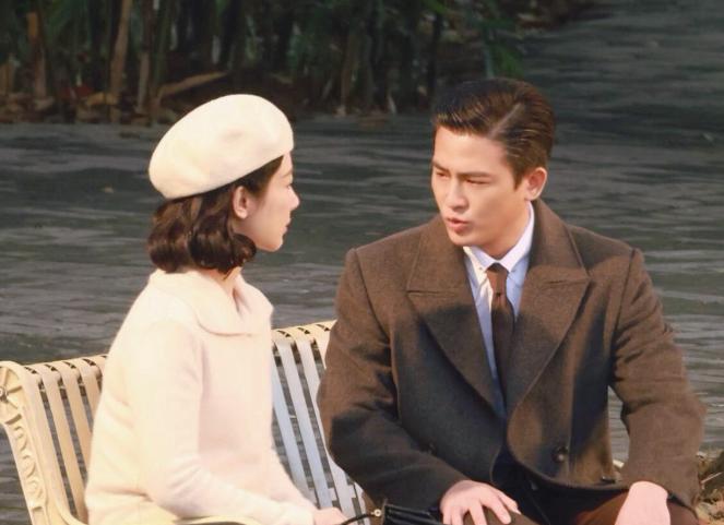 杨紫街头跟欧豪拍分手戏看杨紫红眼泪目，欧豪一脸不耐烦看杨紫挽留他的样子，真的很