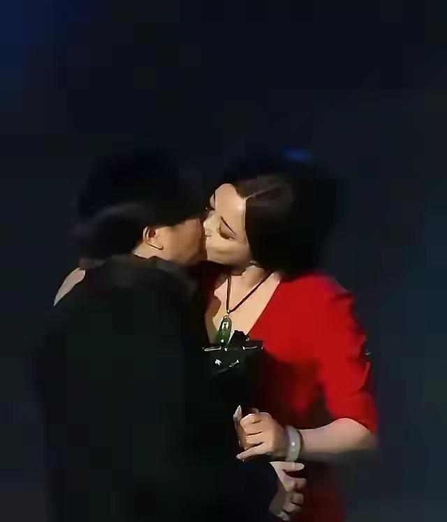 刘晓庆还在亲，这种事她究竟还能干多久？有些女人不会因为年龄越来越大而羞于接吻，恰