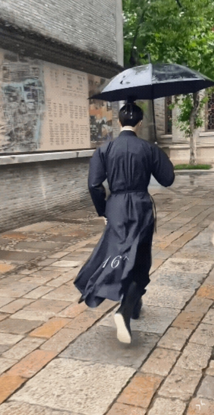 许凯每次跑出来上厕所，走好远的路，粉丝也是借这个机会看他，拍他，而且这时候他一般