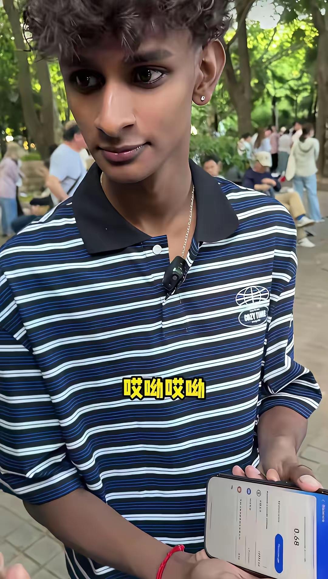 印度一小网红，跑到上海公园去相亲，张口就来：我是高种姓……他展示自己6毛8分