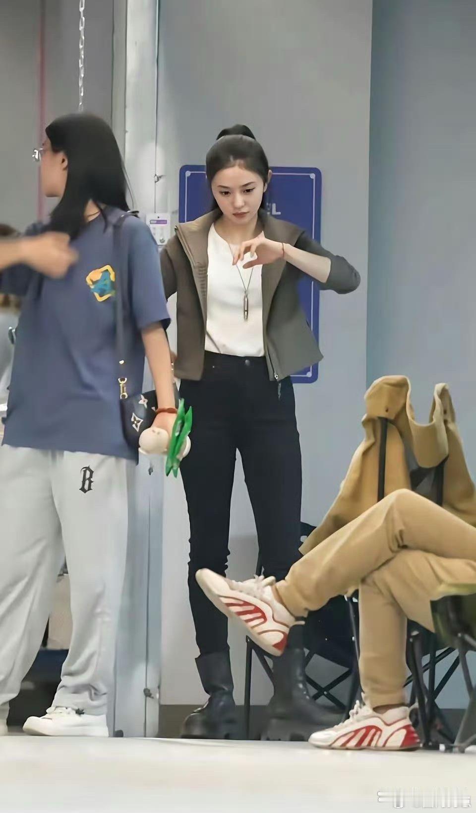 刘浩存这腰身比例也太绝了！纤细又有曲线，腰臀比直接拉满，身材真的太优越