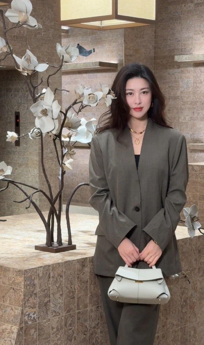 最近朱珠在北京出席活动，她这回搭配了一身职业装，看上去潇洒又迷人。朱珠里面穿