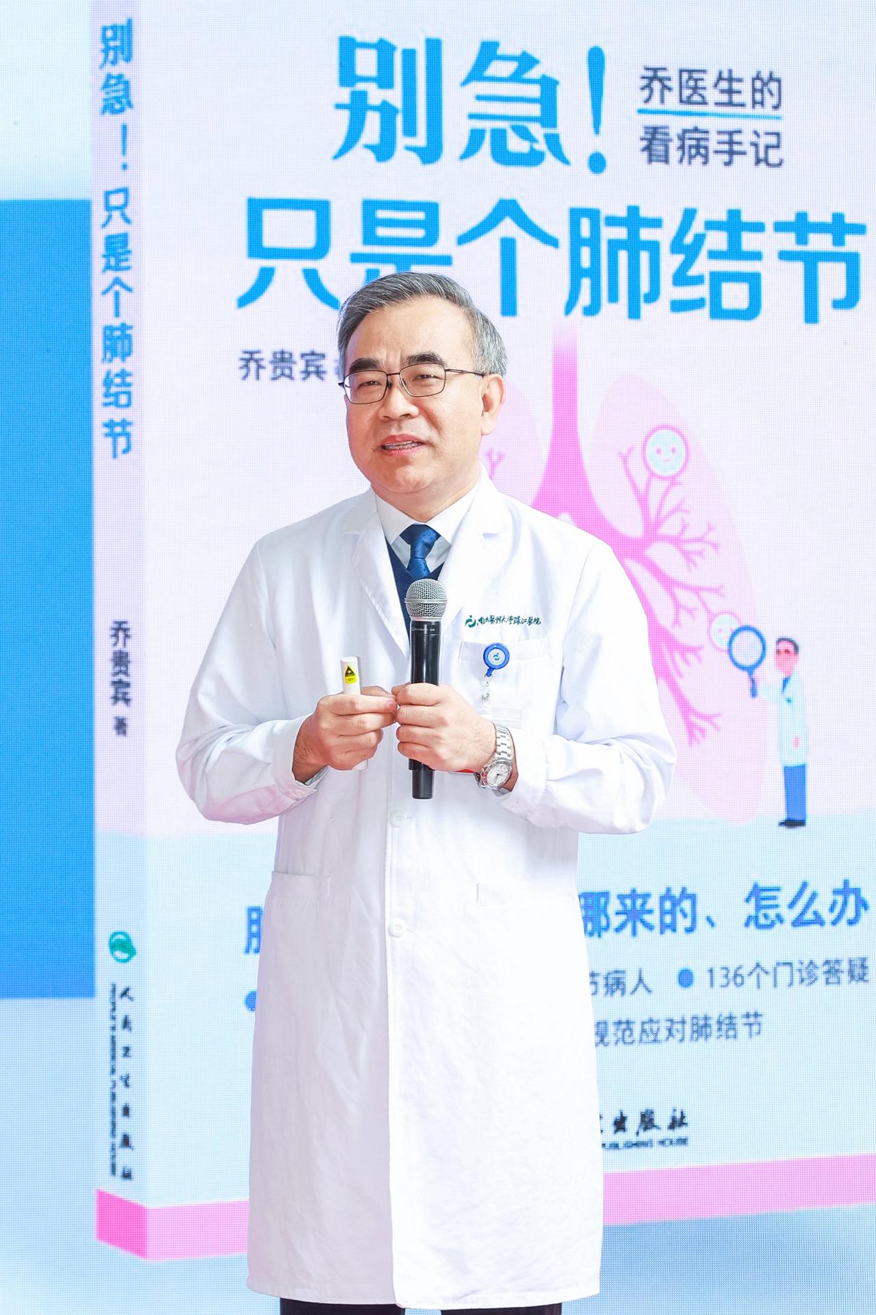 小于1cm的磨玻璃结节，只要随访观察没有变化，都可以继续定期复查，基本没有任何危