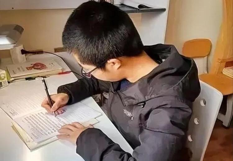 初中语文，如何才能考高分？1、先把必背的古诗和文言文背下来，最好是能默写，再把
