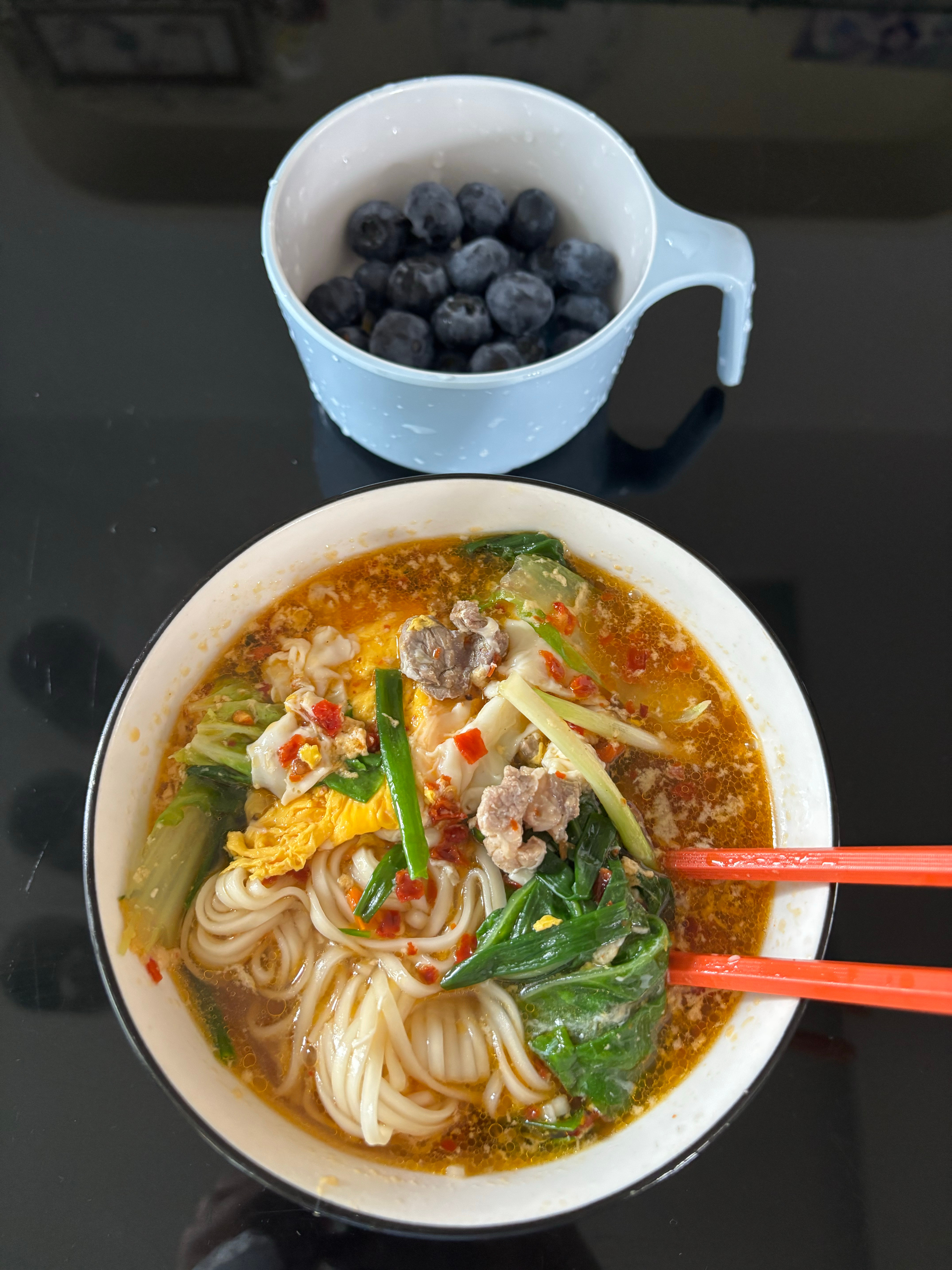 饿得肚子咕咕叫…送完孩子赶紧回来下碗面条安慰一下我的胃🍜
