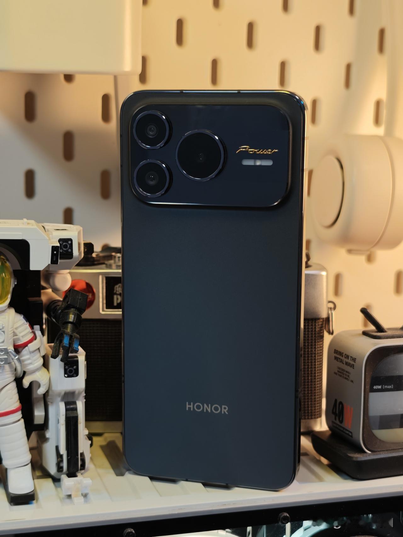 荣耀Power2开箱，我这是幻夜黑配色，说说上手感受：·手机直屏设计，不锈钢金