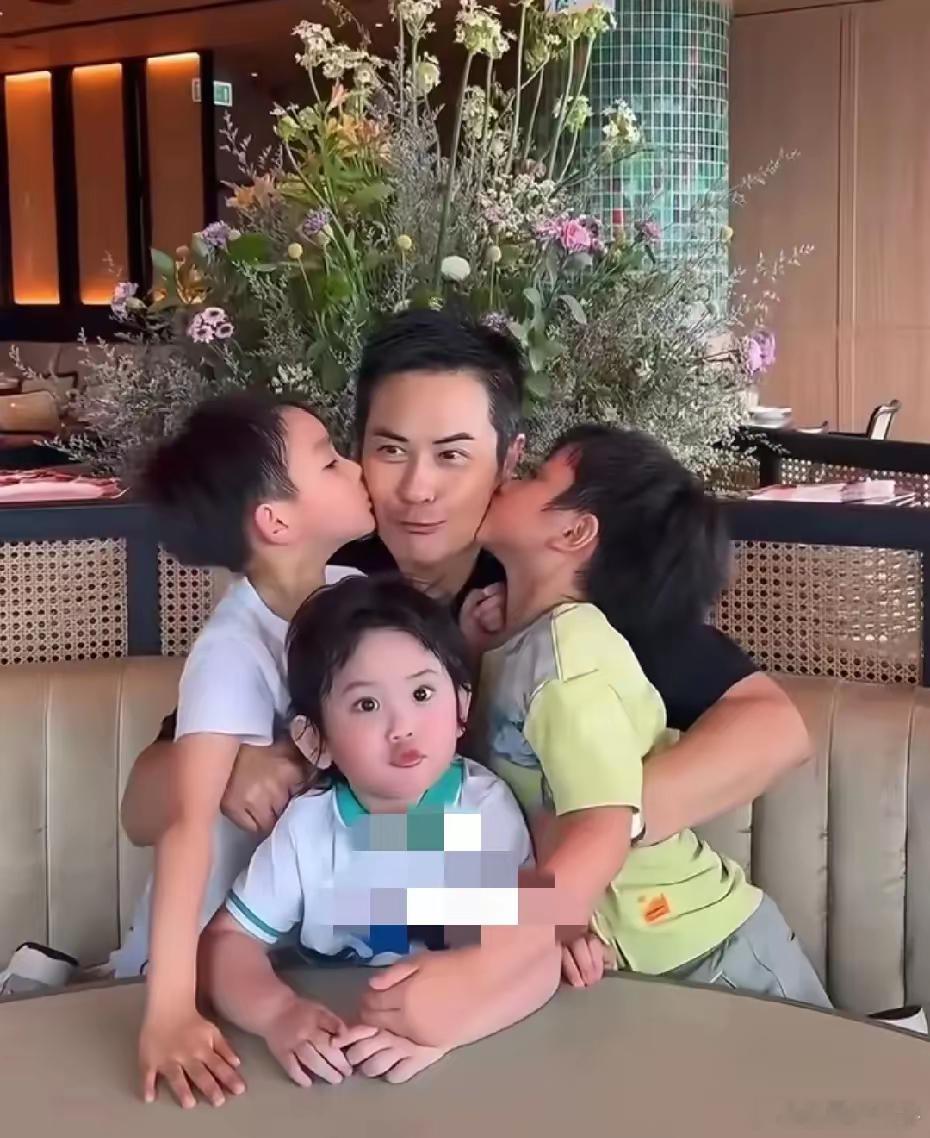 郑嘉颖的颜霸一家，这种好基因就要多生孩子，三个孩子都好好看，老三好像洋娃娃​​