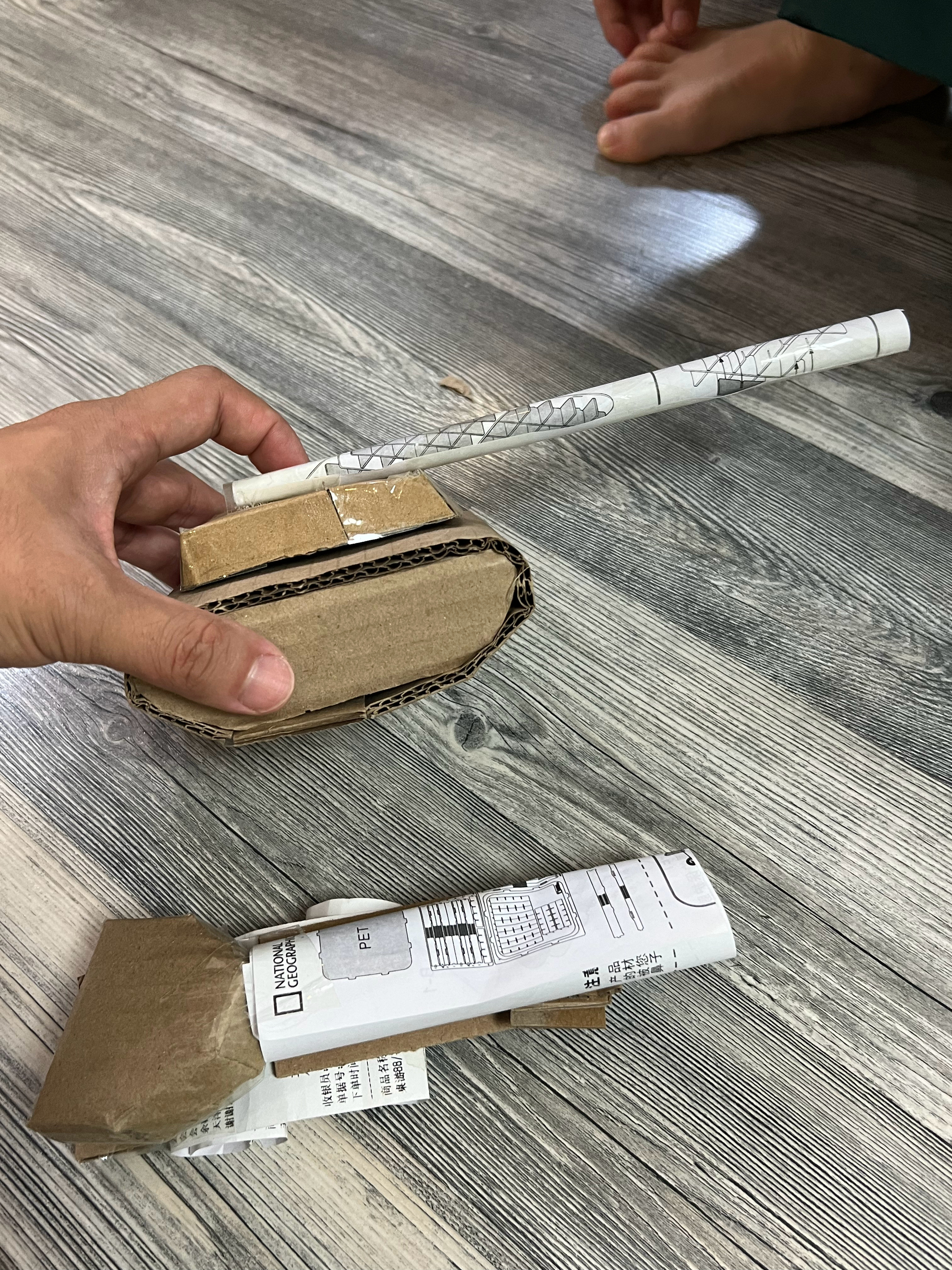 昨天和儿子做手工坦克这一看哪个是我做的，一目了然吧​​​