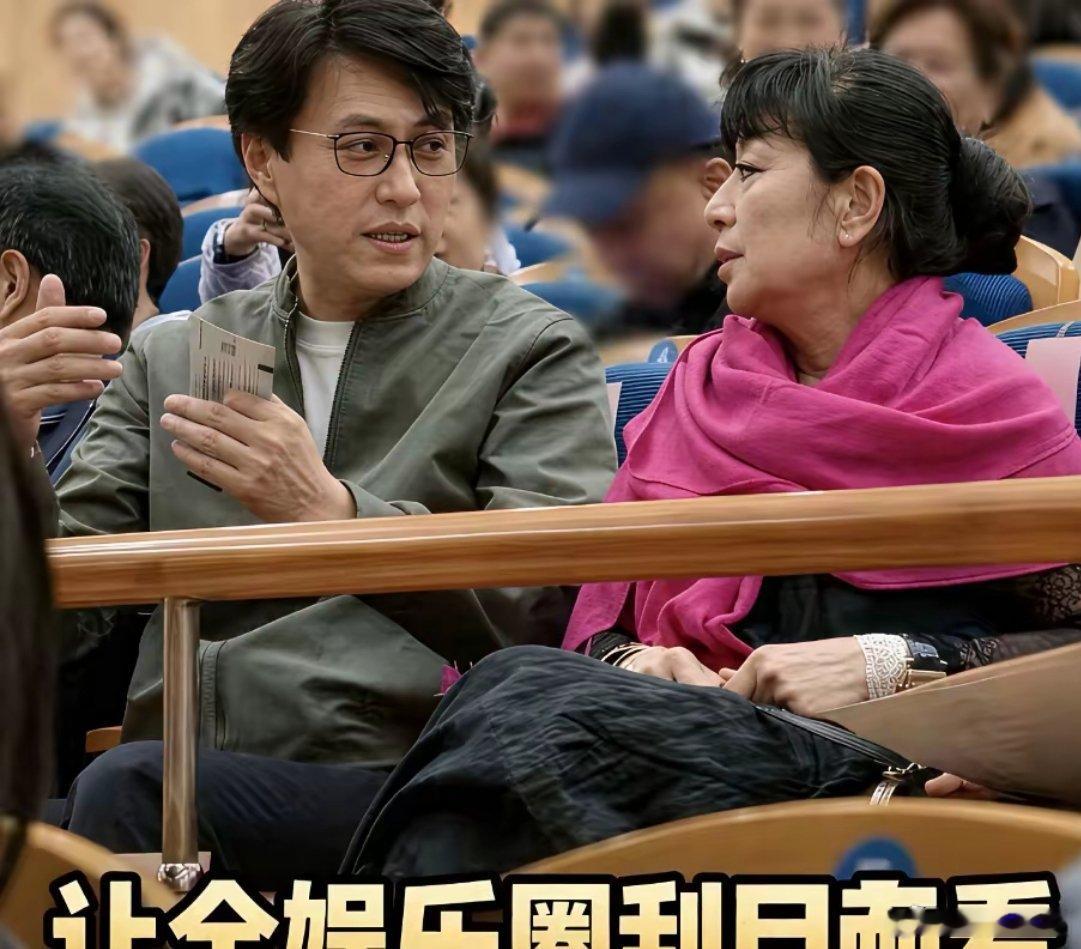 演员靳东，冲上热搜。节假日期间，靳东作为煤矿文工团团长加班到音乐厅观看演出，与歌