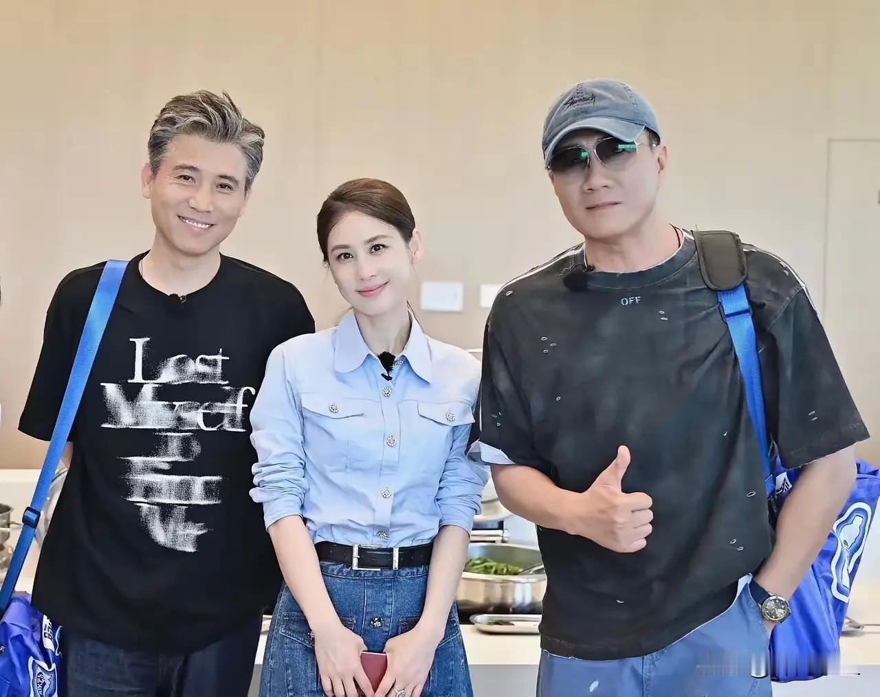 三个帅哥美女合照，左边是李乃文，右边是胡军，两大型男。照片上的这位美女是谁？看