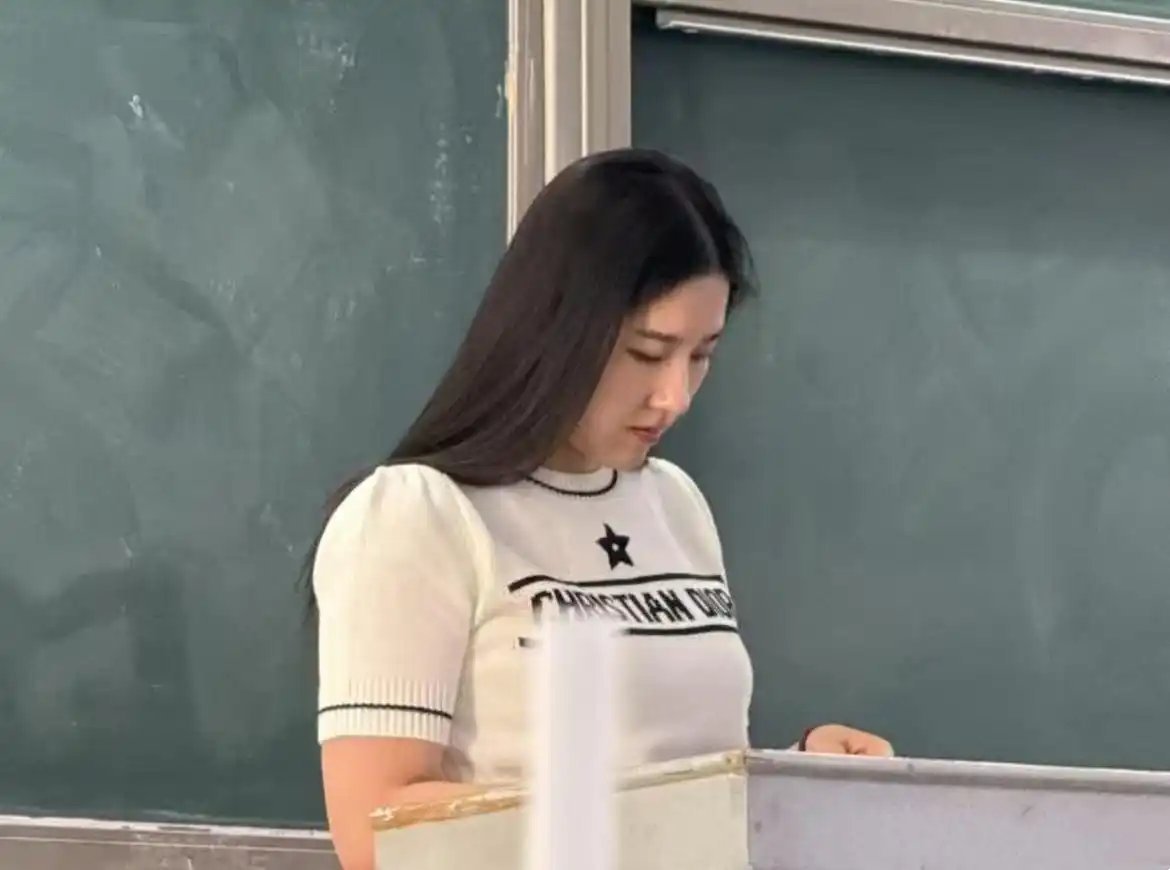 大学老师酷似刘亦菲走红，大量生图流出太美了，网友：才貌双全！​​​