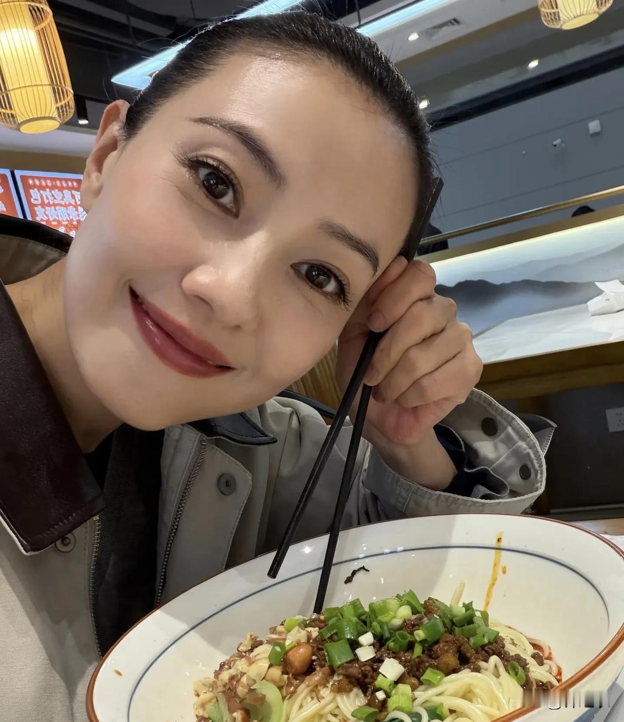 笑死，高圆圆吃个面，就有人说，她是在摆拍，因为女明星不可能这么吃。但有网友说