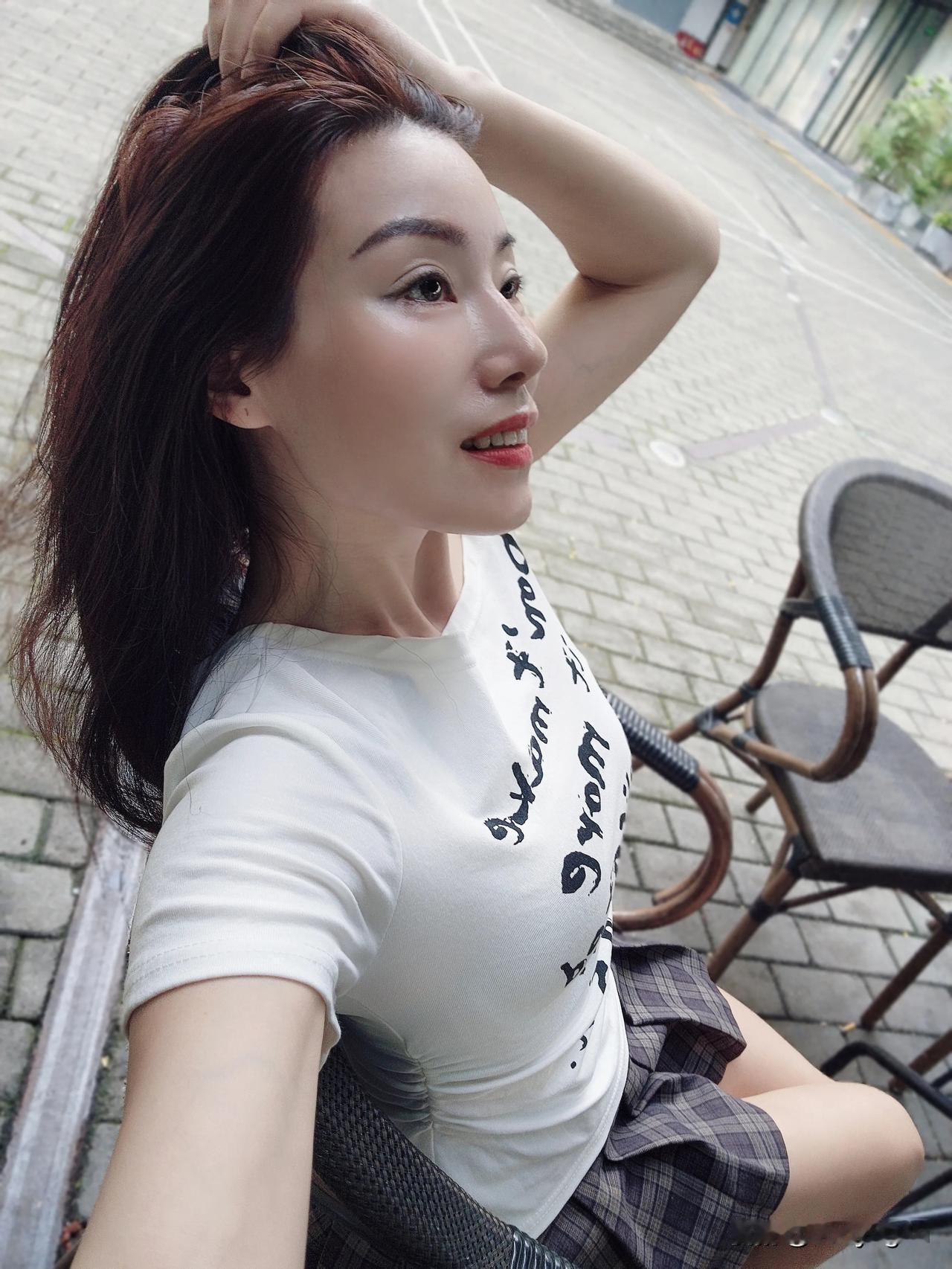 每一次拍照都是一次心情的记录，早安吖🌞可甜可酷可温柔简单穿搭穿出自信穿出美丽