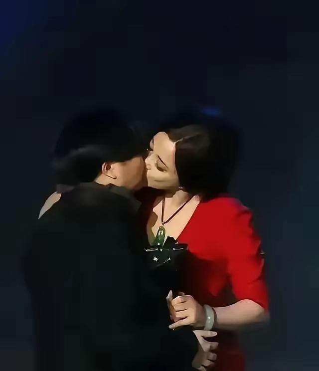 我也不知道，这张拍摄于2013年的照片，为啥现在突然火了，并且还引发了那么多网友