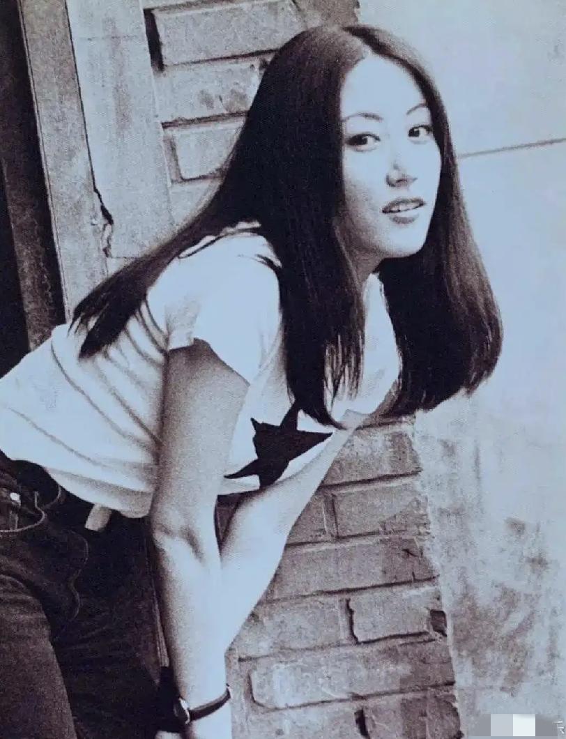 姜昕是窦唯的初恋女友，王菲是窦唯的第一任妻子，高原是窦唯的第二任妻子。三位身材
