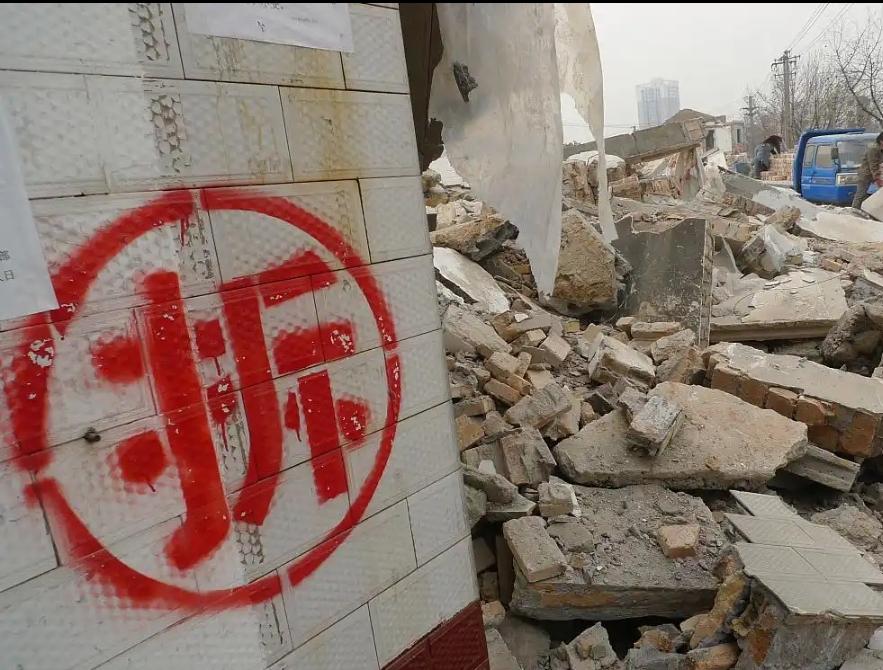 同事拆迁赔800万还天天上班，我问他为啥不离职，他一句话真的给我整破防了。