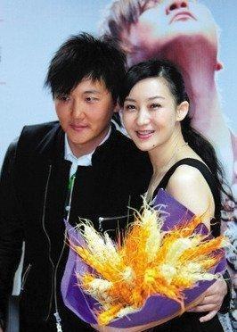 1999年，成名后的孙楠抛弃了同居10年的女友辛欣，转身娶了神交已久的买红妹。9