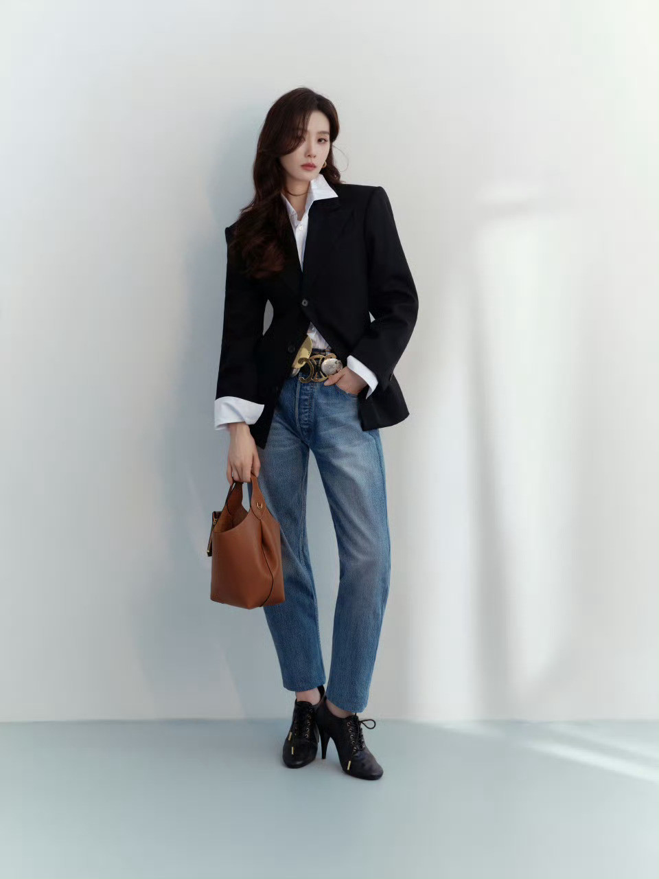 刘诗诗inCELINE📷今日上海活动造型图，身着26夏季系列，西装搭配