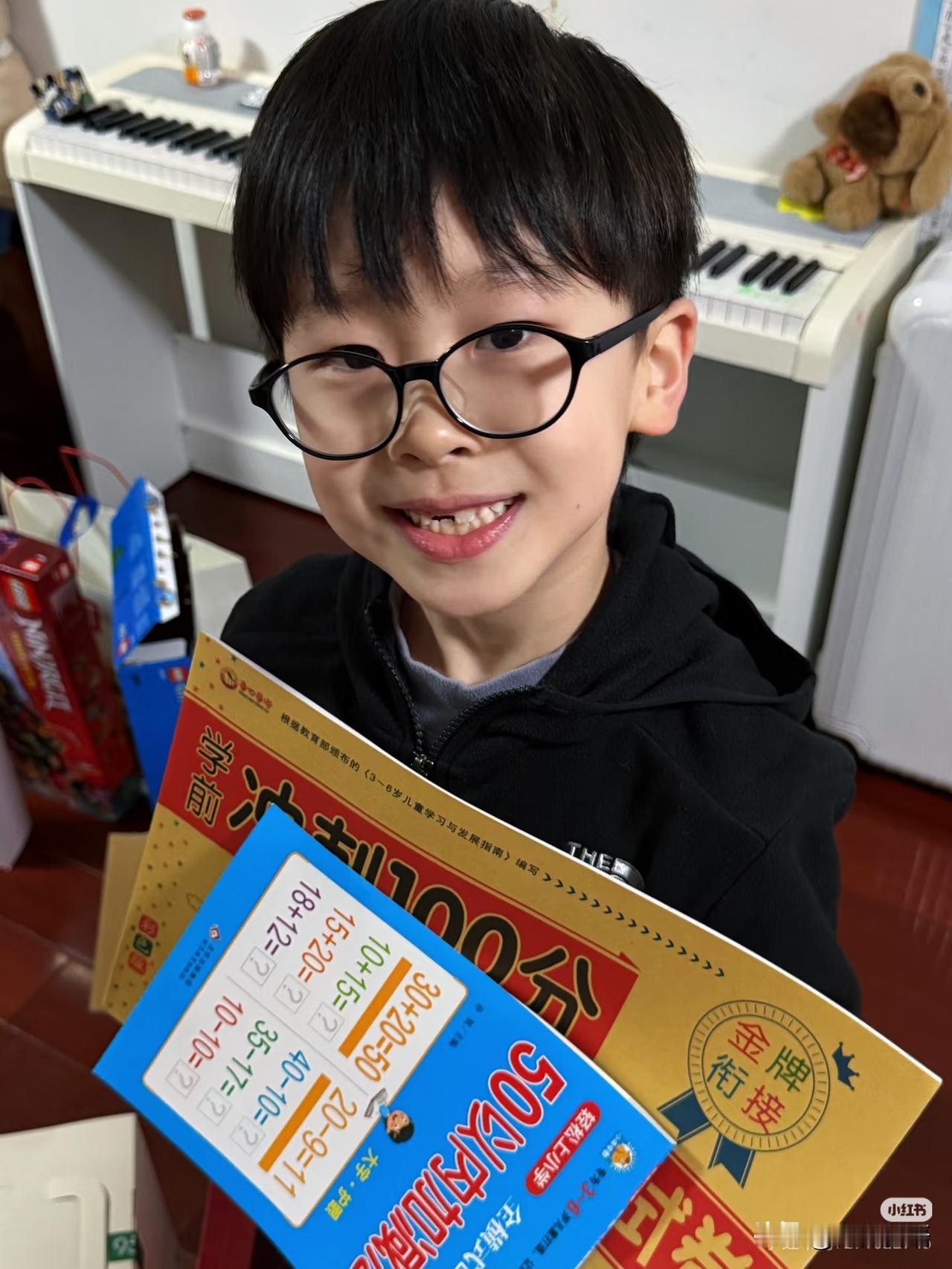 凉皮过生日，大壮叔叔送了数学习题，看凉皮抱着试卷和算术题，都是挤出来的笑容。打