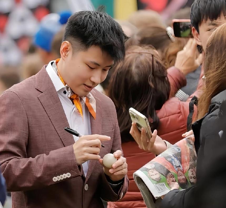 伦敦草地走秀，赵心童的采访，真是让人憋不住，要笑出声。北京时间