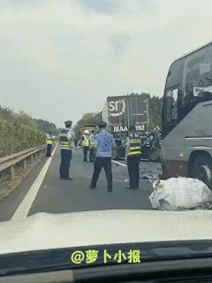 高速公路上，安全问题真是不容忽视！看这种情况，除非有奇迹发生。从图片上看