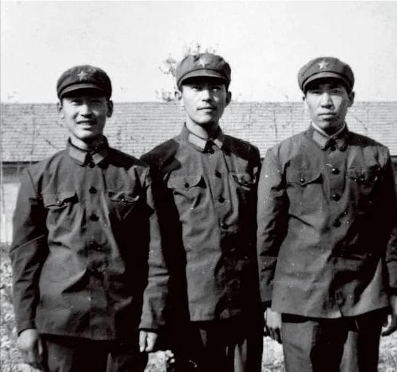1981年底，提干失败的阎连科办好退伍证后回了老家嵩县，一天，他正在田里播种小麦