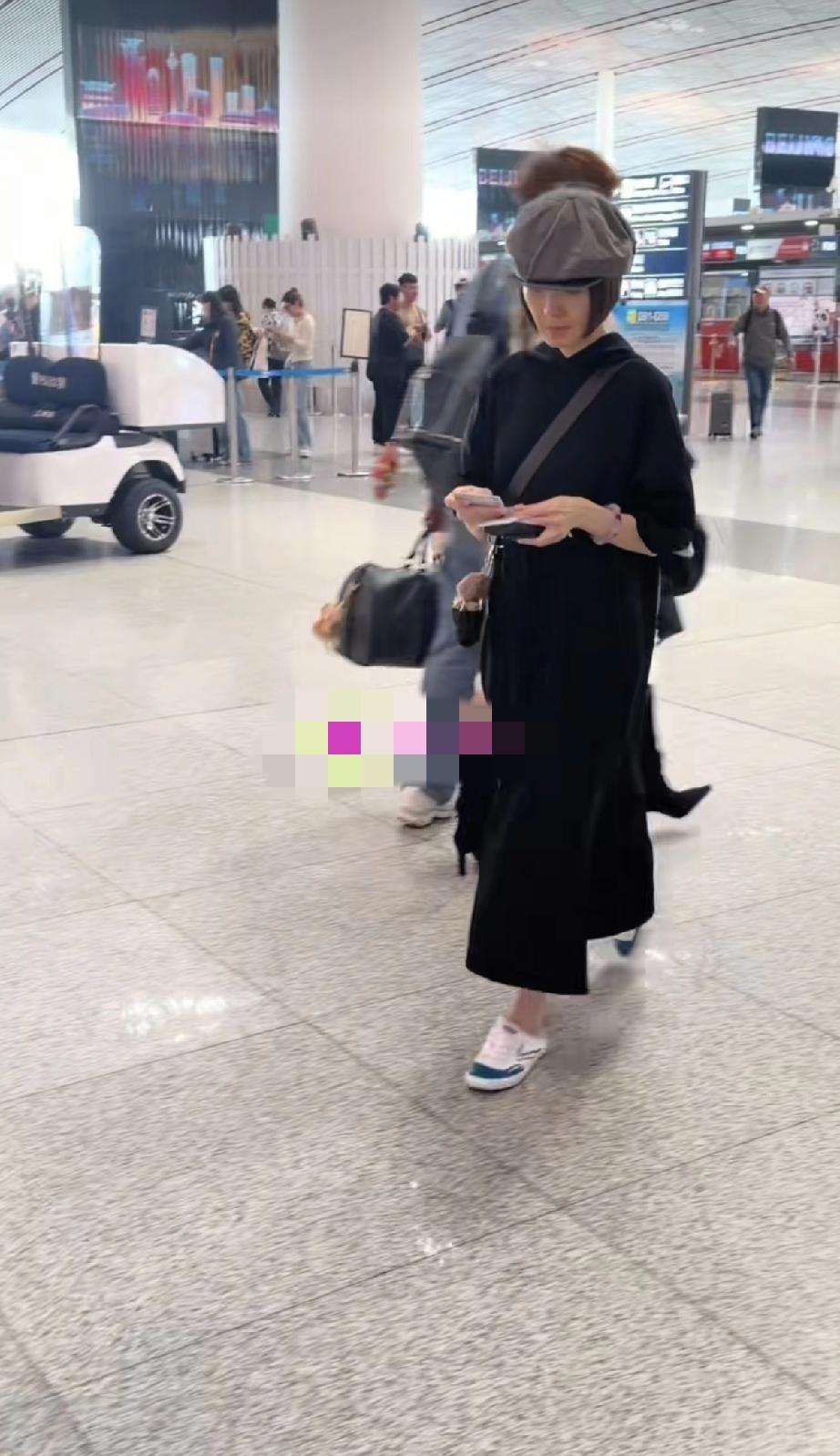 鲁豫头好大，她穿一身黑色的休闲裙子，戴着礼帽穿无跟的球鞋，去澳门参加国际喜剧节，