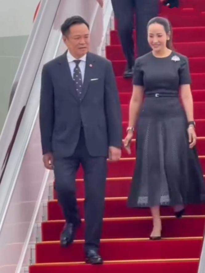 7月18日阿努廷抵达成都机场，献花小姑娘上前献花，扎着两个丸子头俏皮可爱！从画面