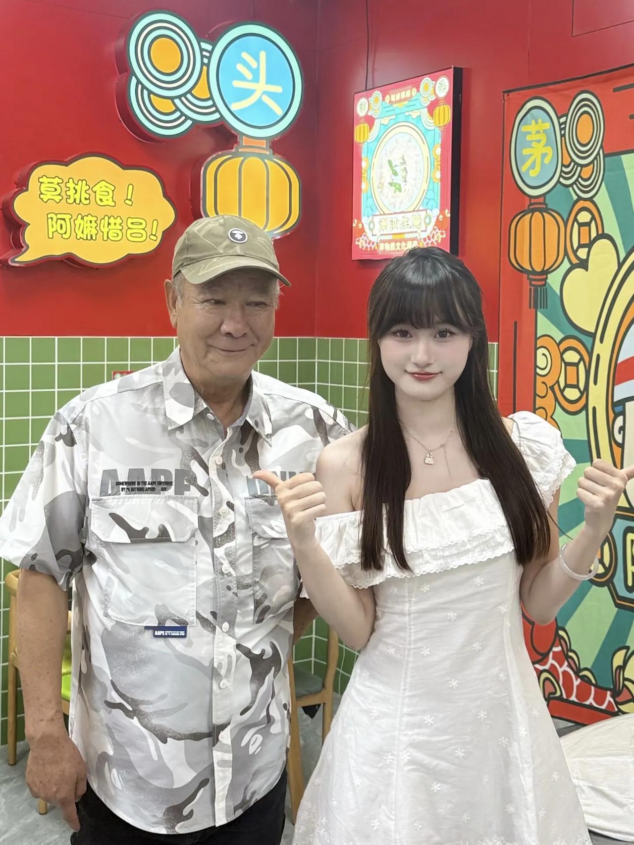 73岁李修贤现身汕头一家餐馆吃卤味饭，他的身材胖了好多，头发花白了，虽然容貌苍老